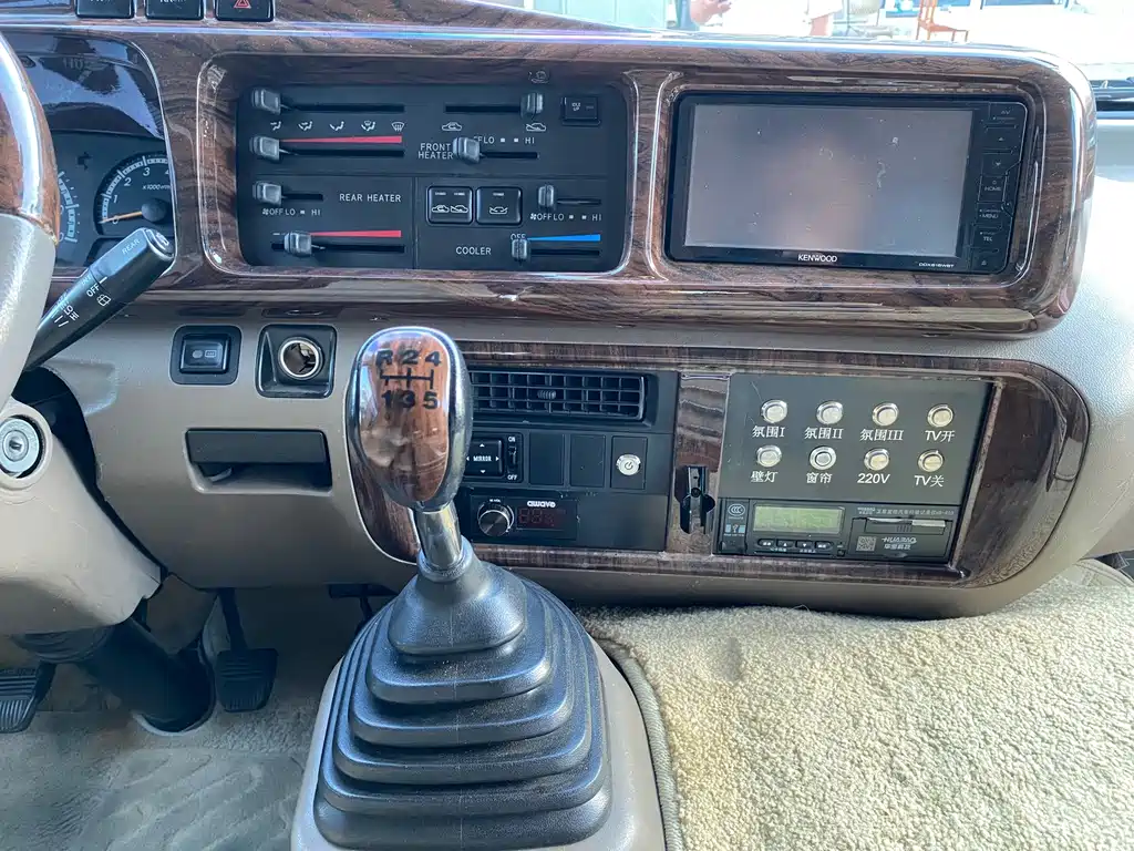 Toyota Coaster — миниатюра 10