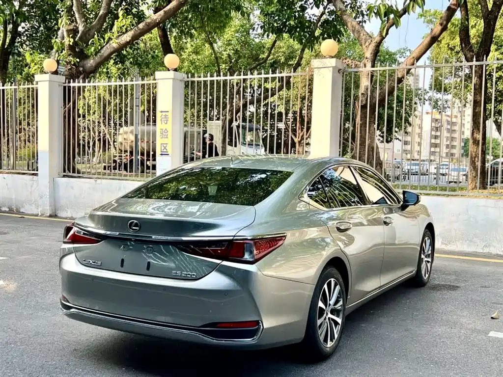 LEXUS ES