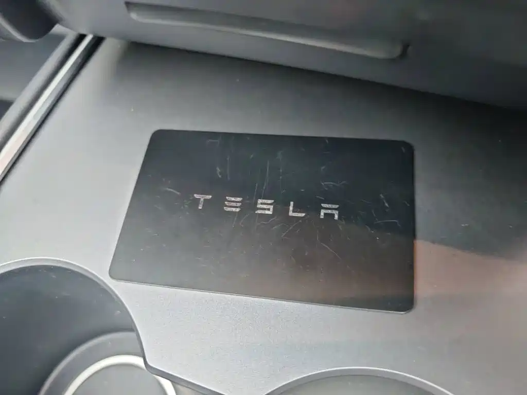 Tesla Model Y — миниатюра 9