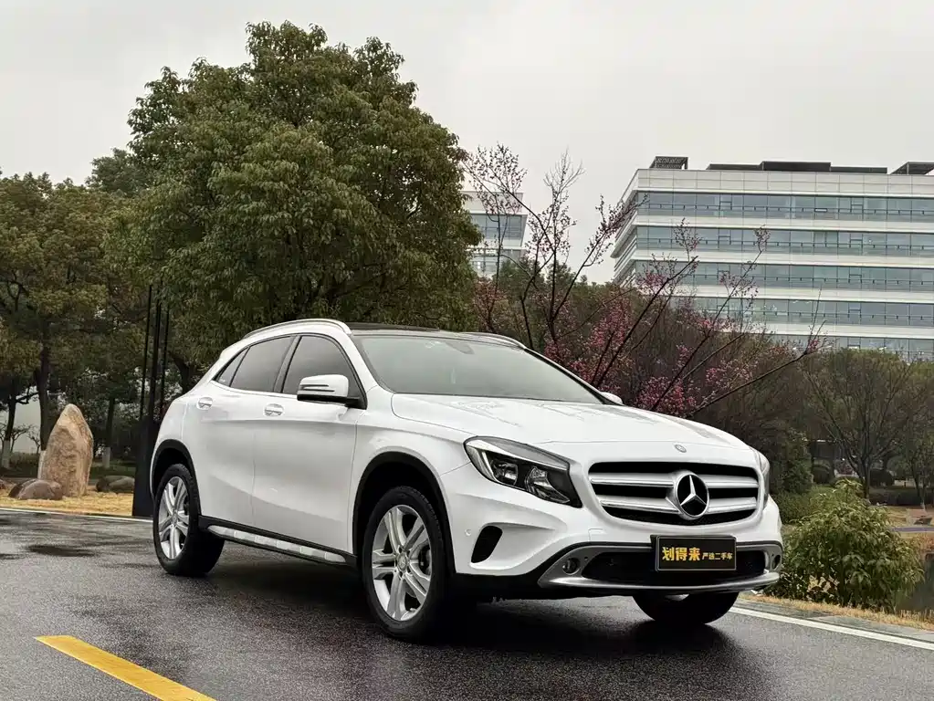 MERCEDES-BENZ GLA