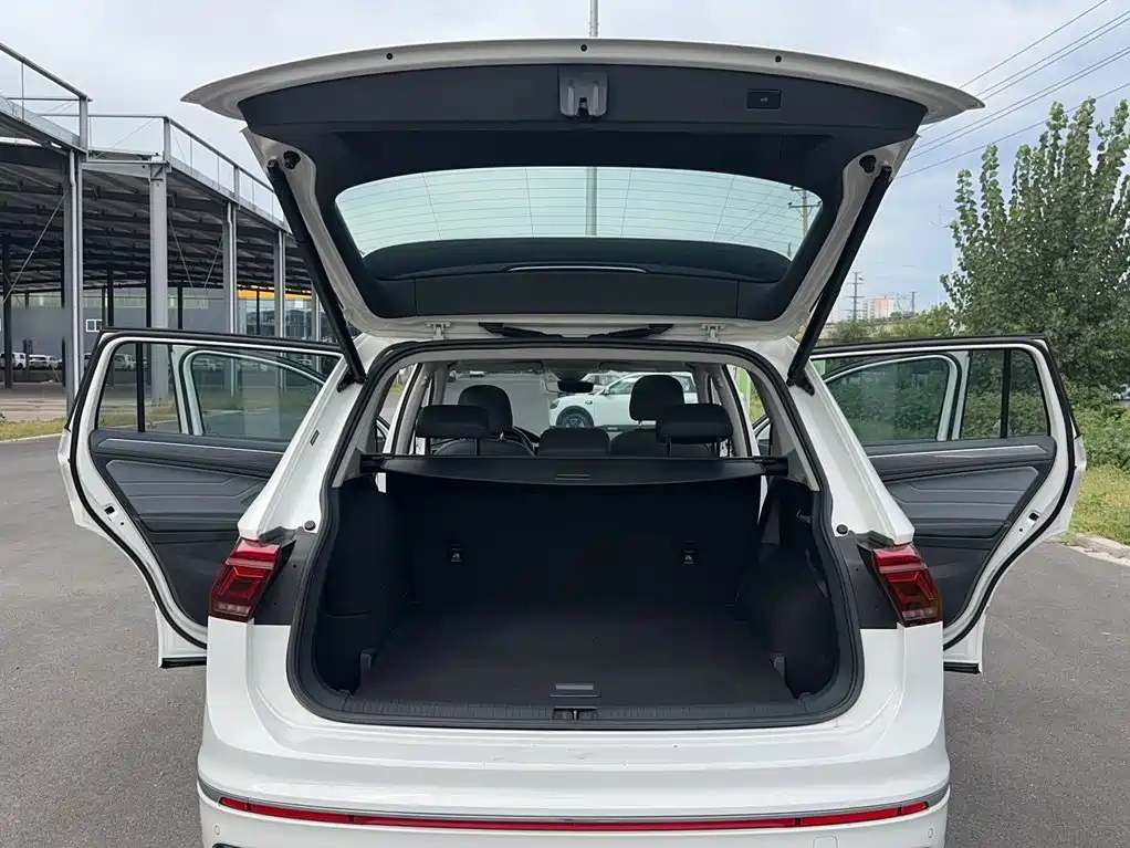 Volkswagen Tiguan L PHEV — миниатюра 19