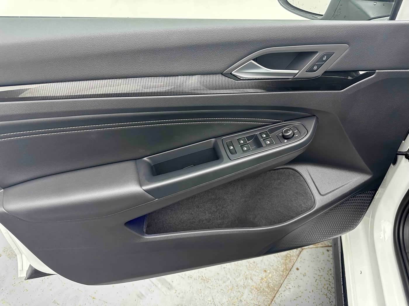 Volkswagen Golf 1.4 л 2022 г. Белый, пробег 11000 км