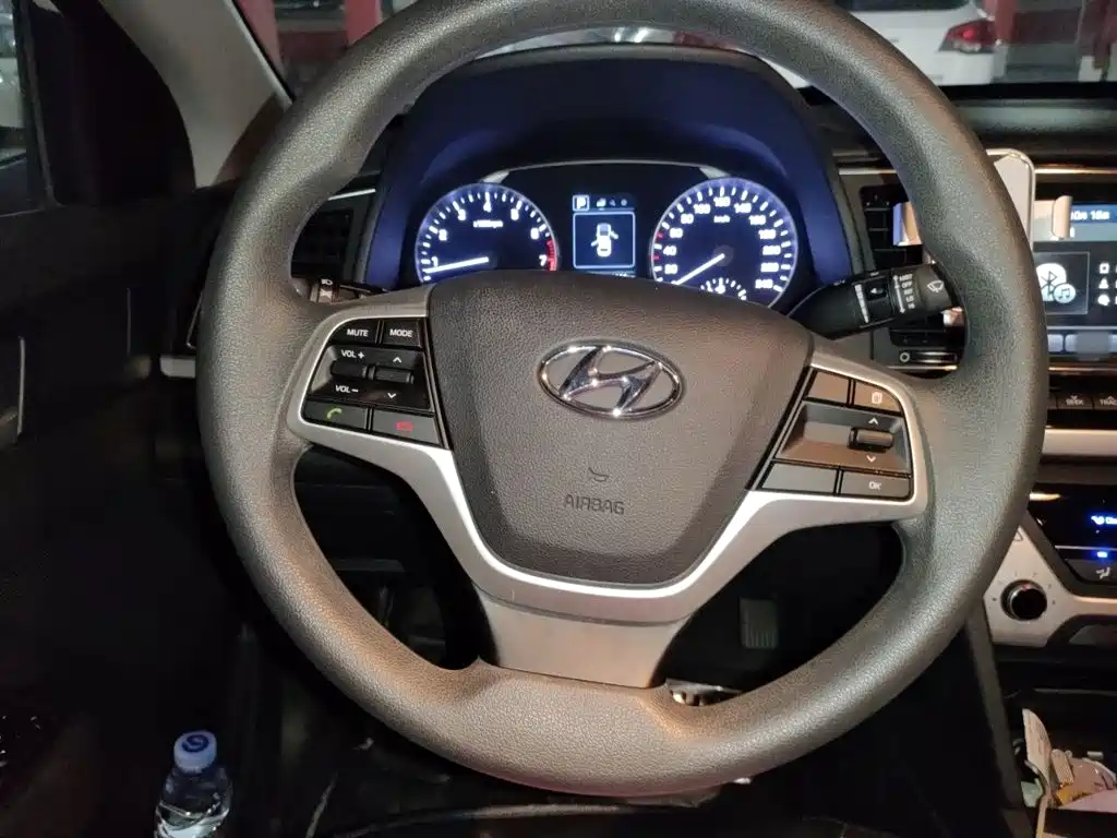 Hyundai Elantra — миниатюра 11