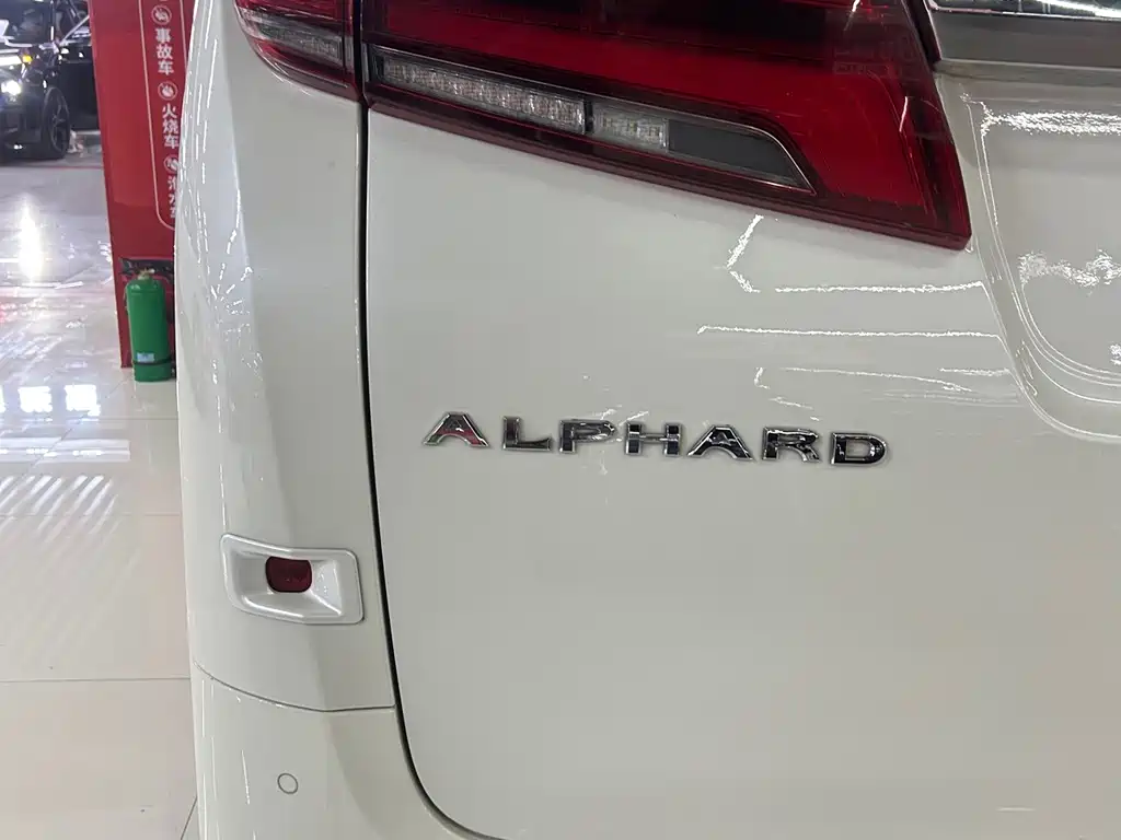 Toyota Alphard — миниатюра 25