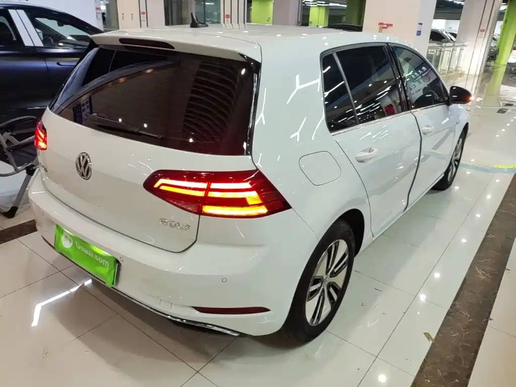 Volkswagen Golf ·
