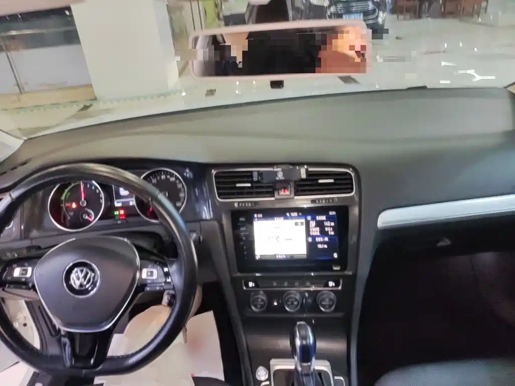 Volkswagen Golf ·