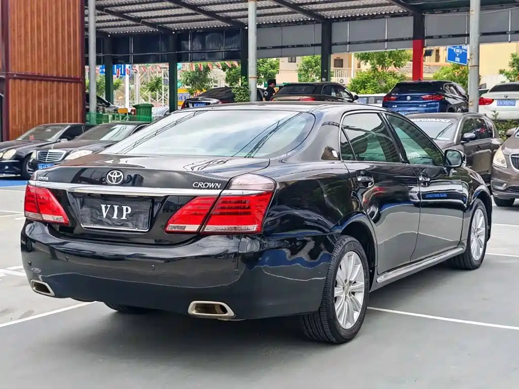 Toyota Crown — миниатюра 7