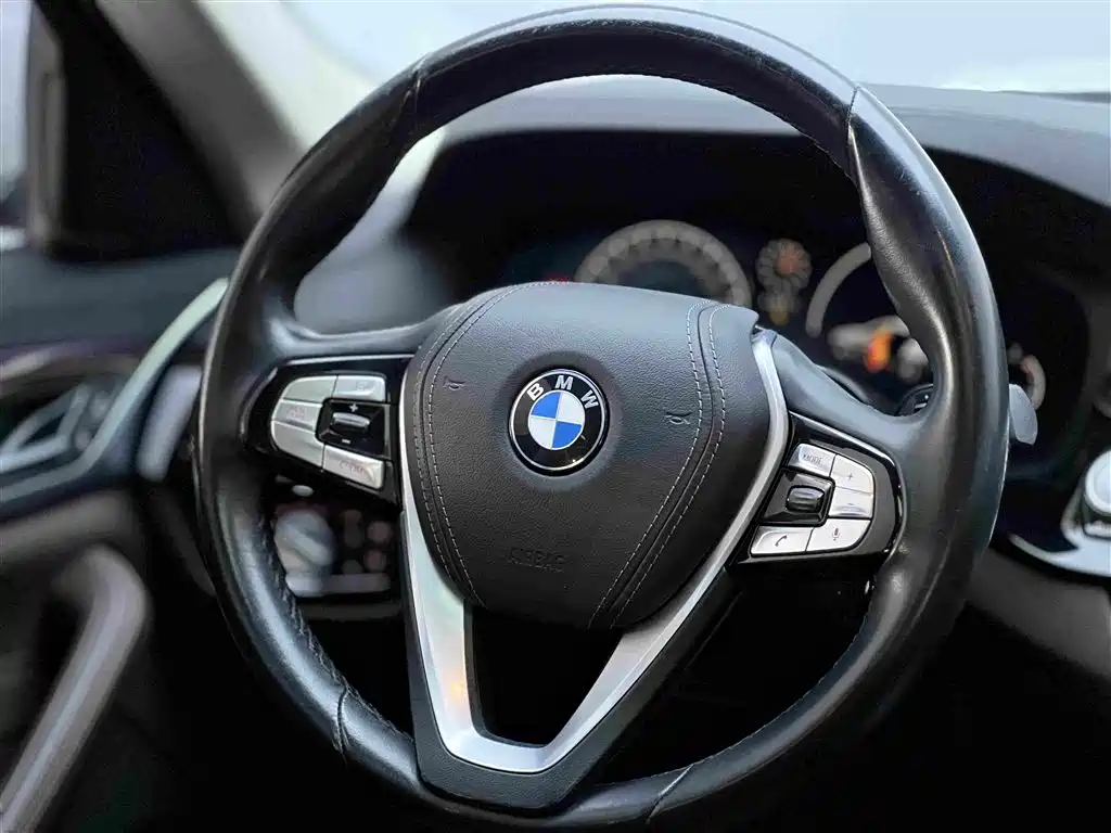 BMW 5 Series — миниатюра 8