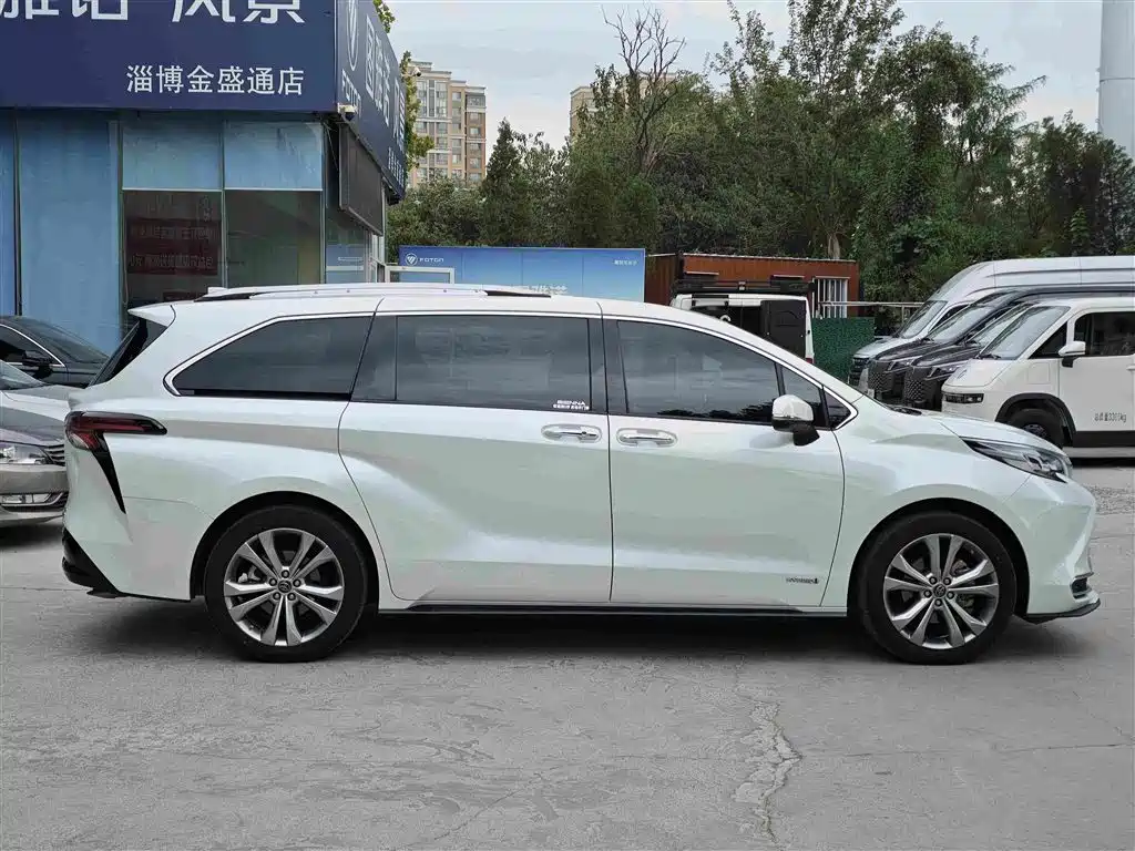 Toyota Sienna — миниатюра 3