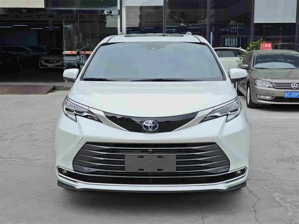 Toyota Sienna — миниатюра 2