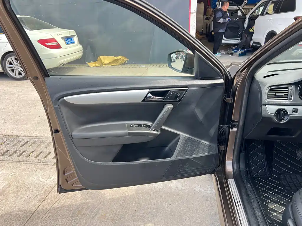 Volkswagen Gran Lavida 2013 1.6L AT Luxury