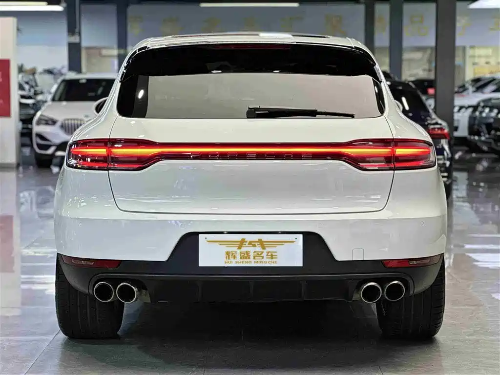 PORSCHE MACAN