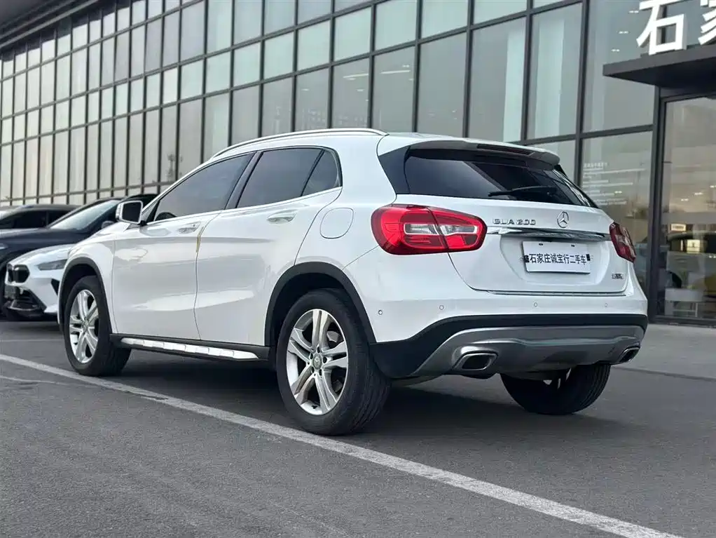 MERCEDES-BENZ GLA