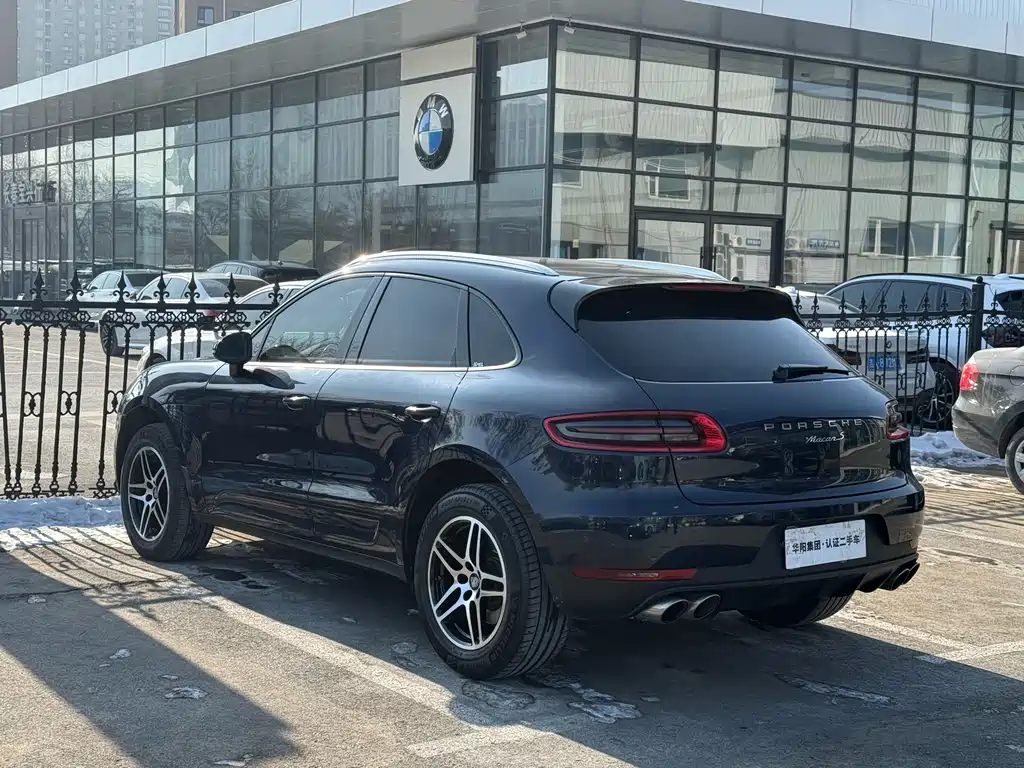 PORSCHE MACAN