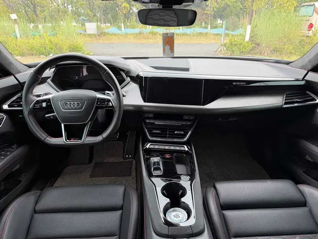 Audi e-tron GT — миниатюра 10