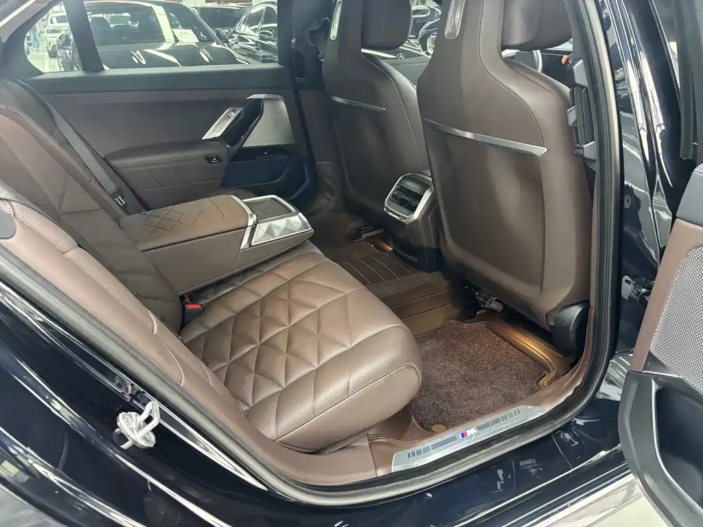 BMW 7 Series — миниатюра 6
