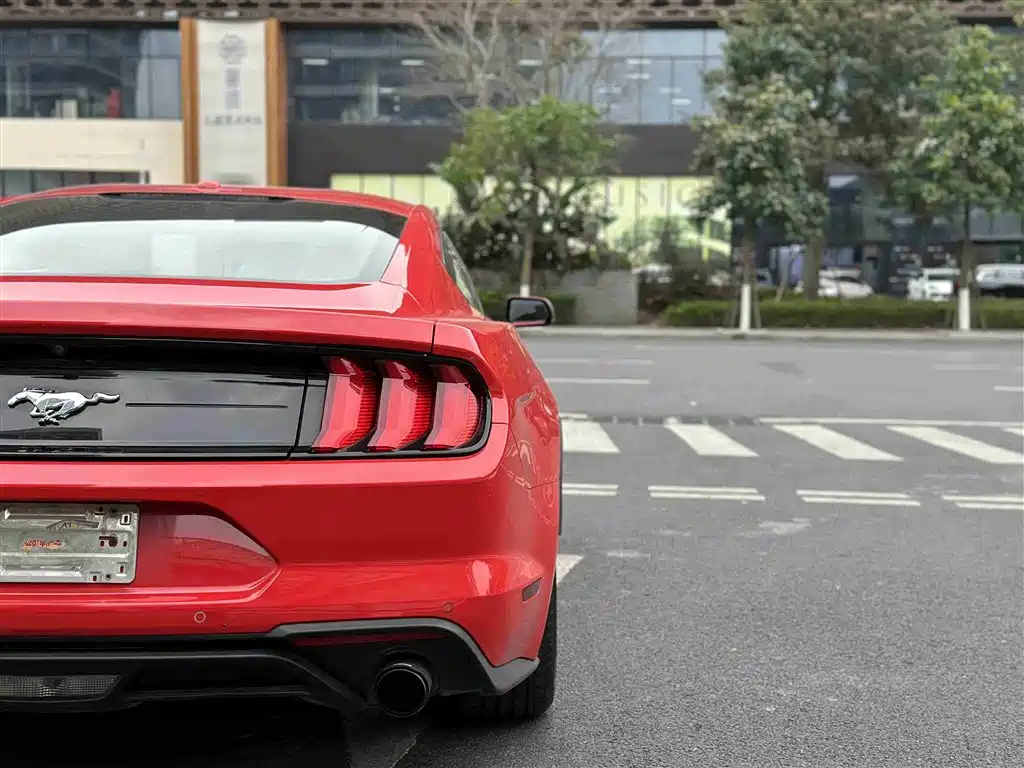 FORD MUSTANG