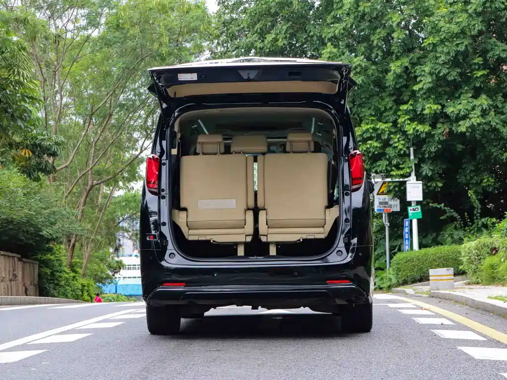 Toyota Alphard — миниатюра 13