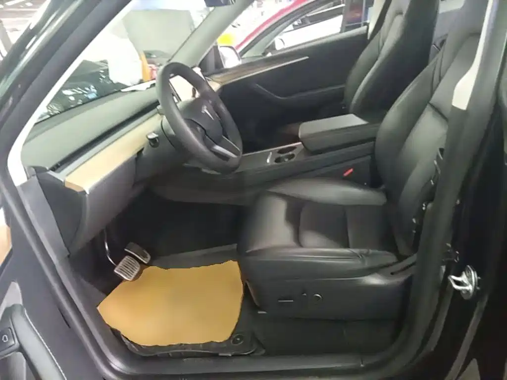 Tesla Model Y — миниатюра 15