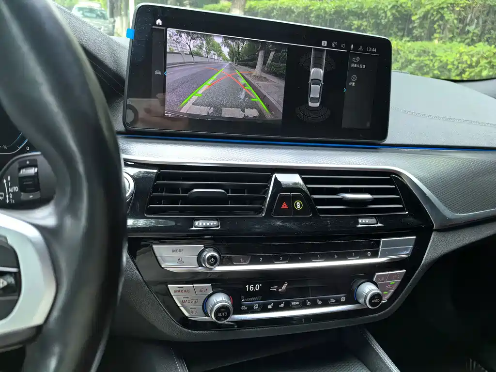 BMW 5 Series New Energy — миниатюра 10