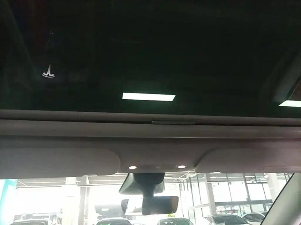 Tesla Model Y — миниатюра 18