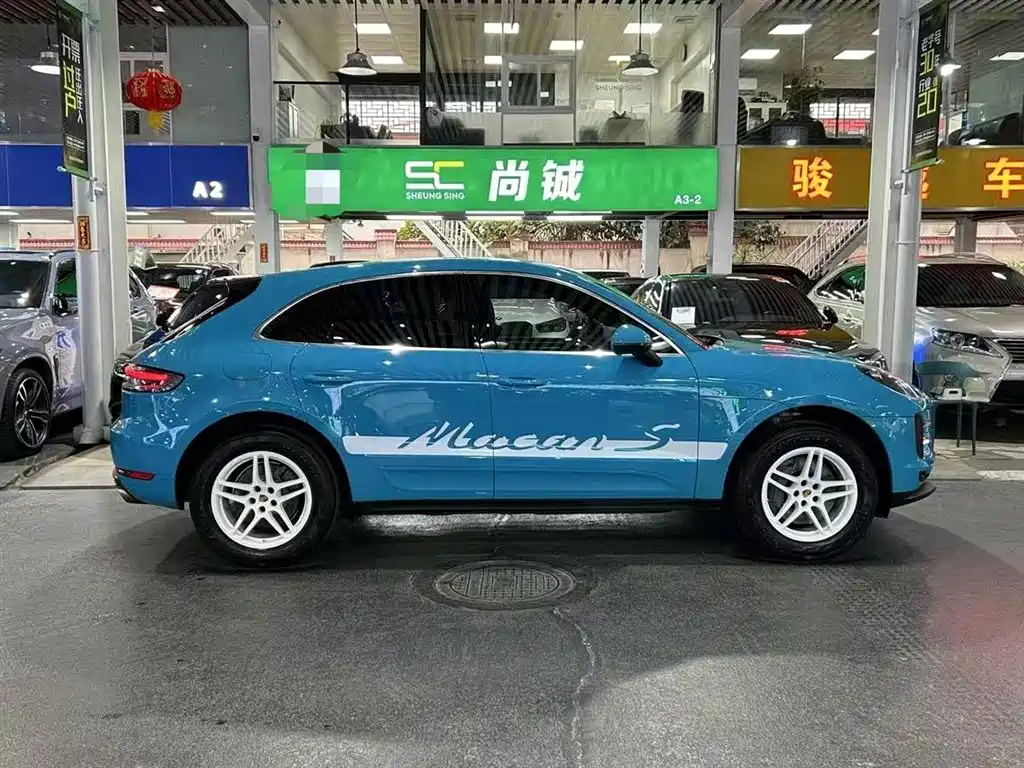 PORSCHE MACAN