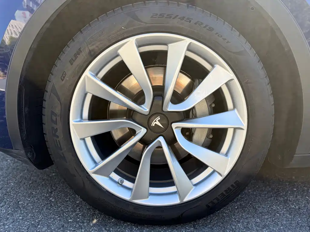 Tesla Model Y — миниатюра 16