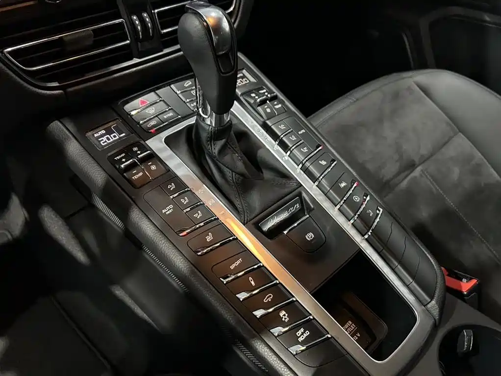 PORSCHE MACAN