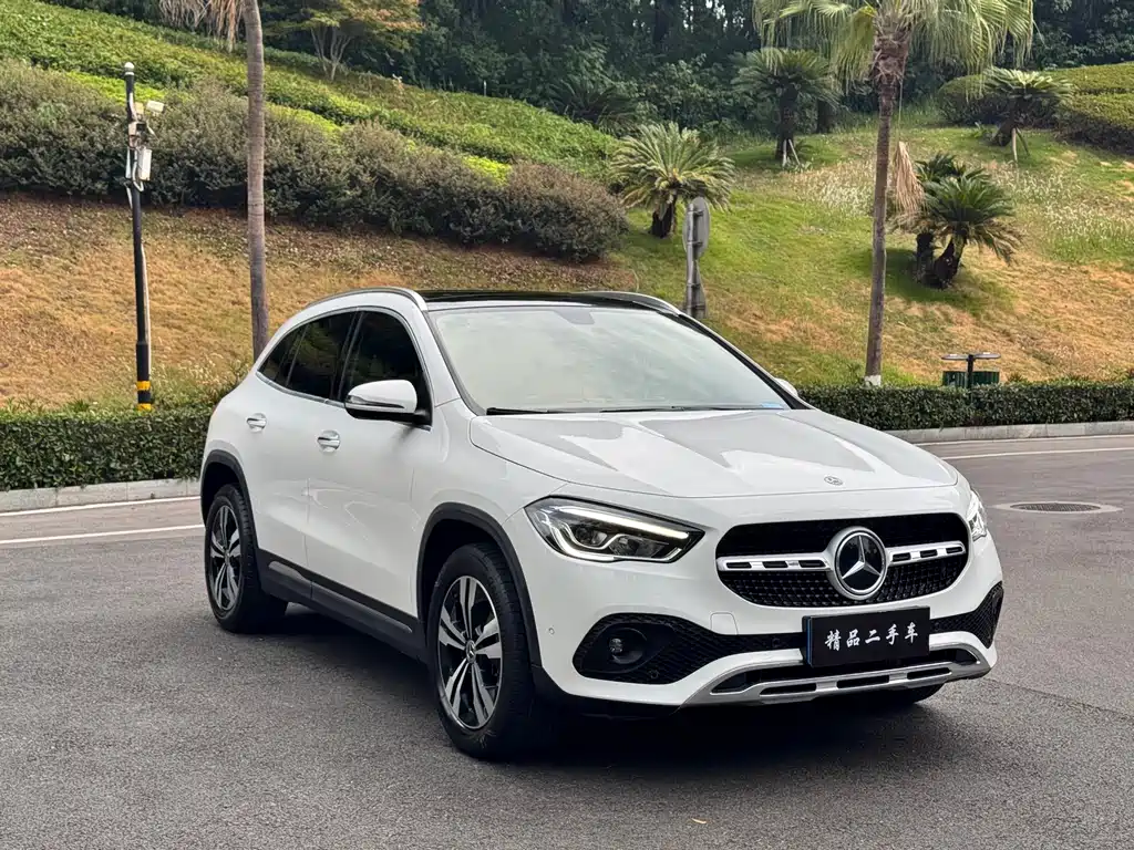 MERCEDES-BENZ GLA