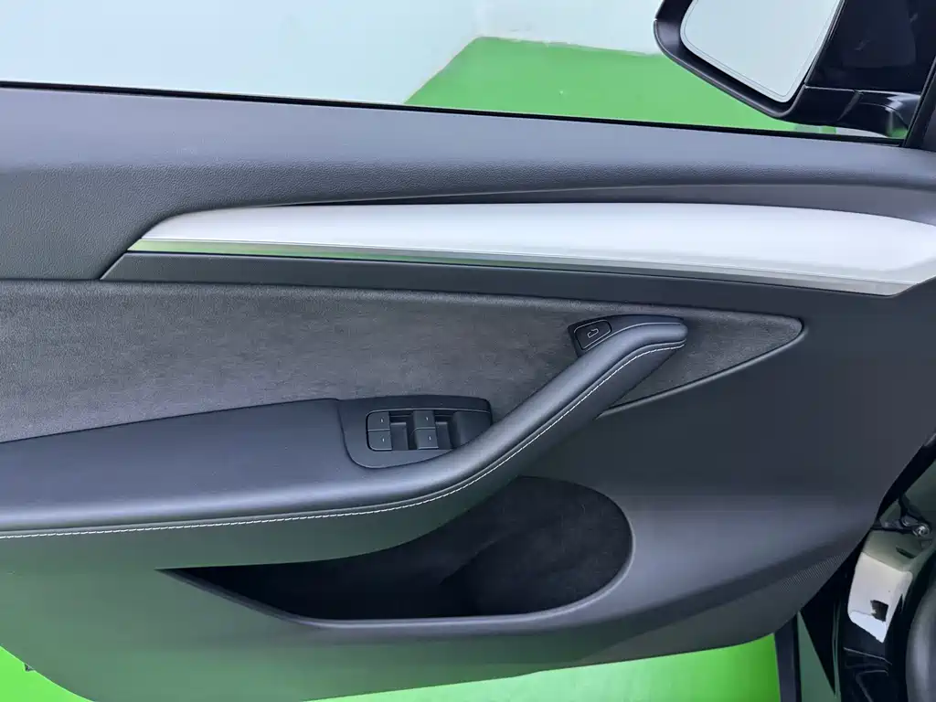 Tesla Model Y — миниатюра 12