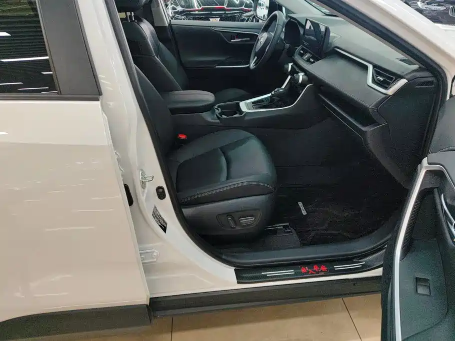 Toyota RAV4 — миниатюра 8