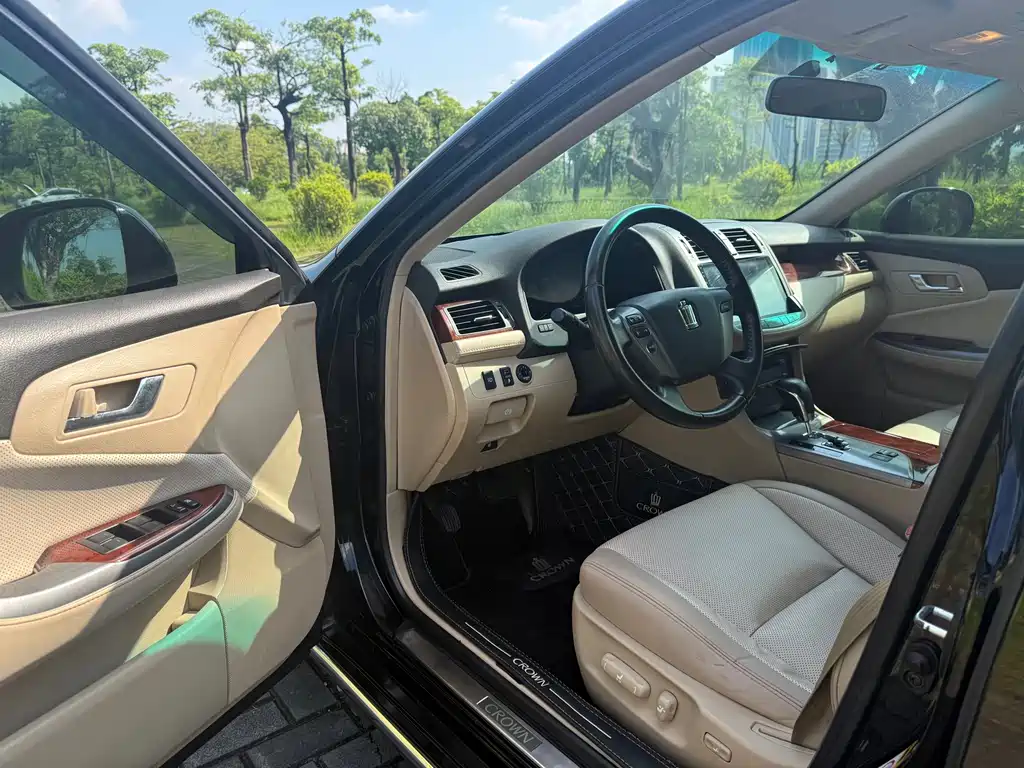 Toyota Crown — миниатюра 10