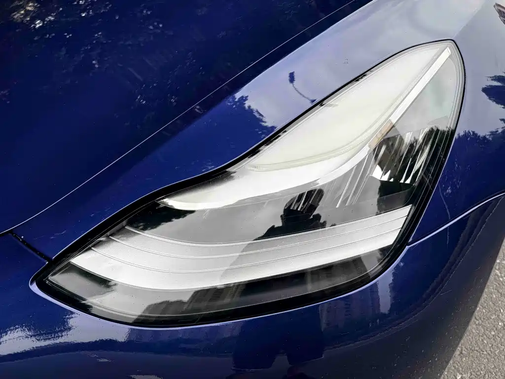 Tesla Model 3 — миниатюра 3