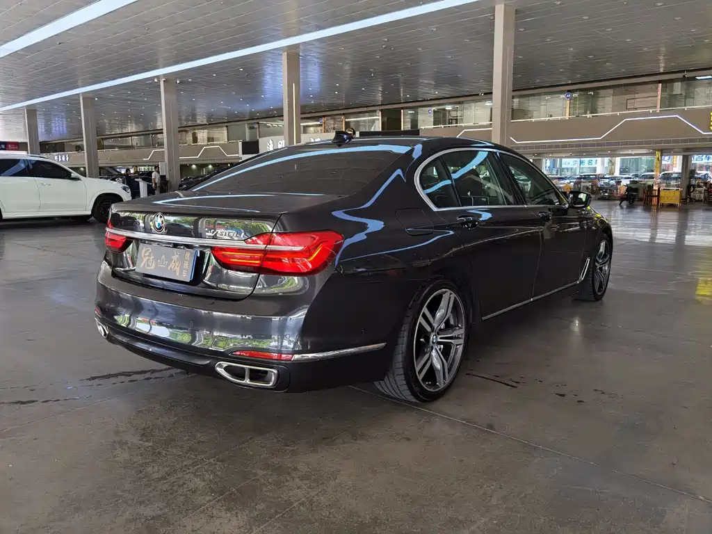 BMW 7 Series — миниатюра 6