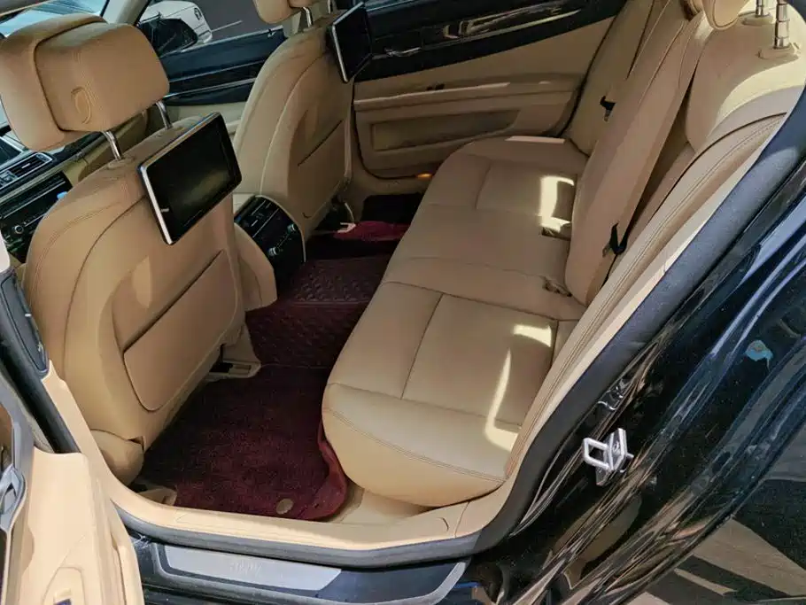 BMW 7 Series — миниатюра 11