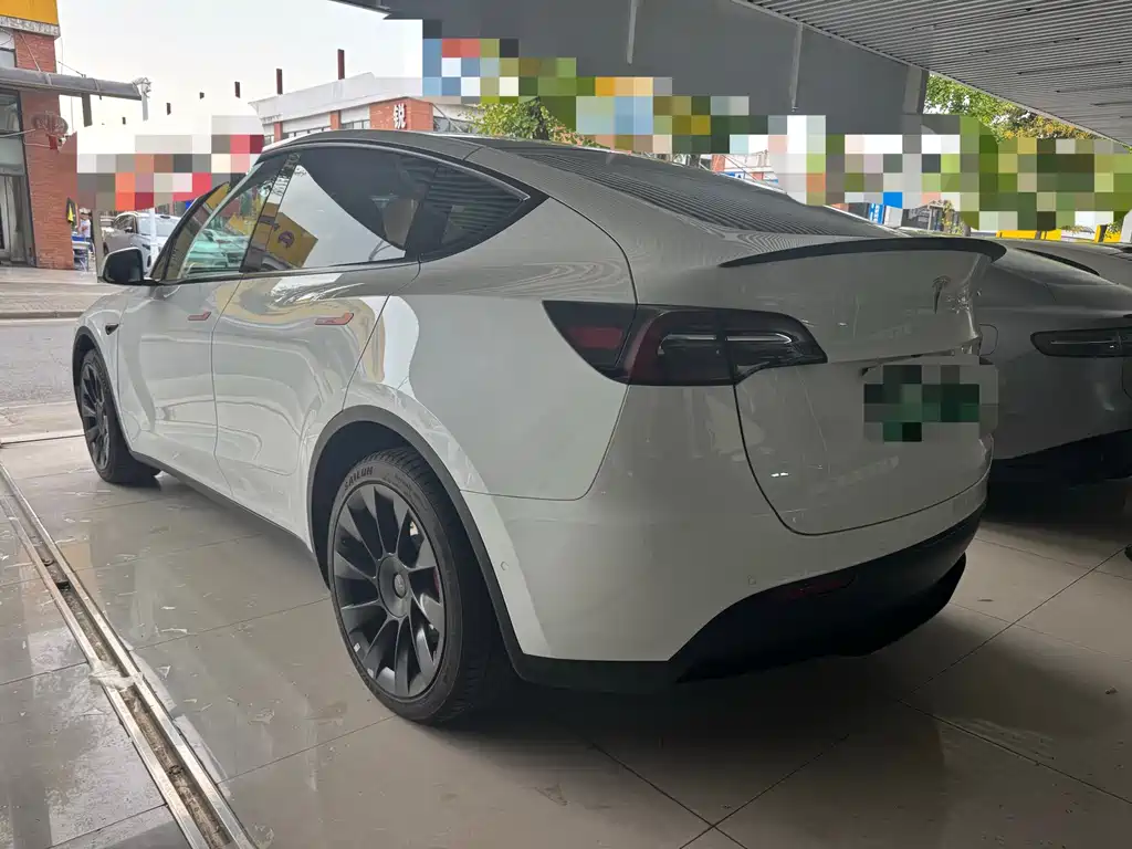 Tesla Model Y — миниатюра 12