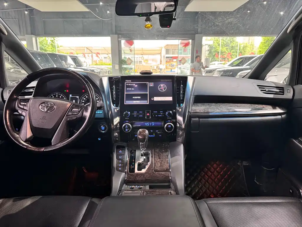 Toyota Alphard — миниатюра 7