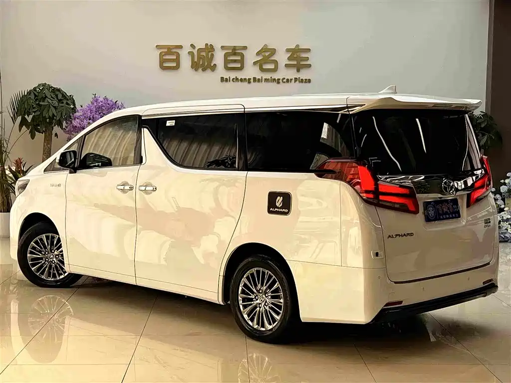 Toyota Alphard — миниатюра 7