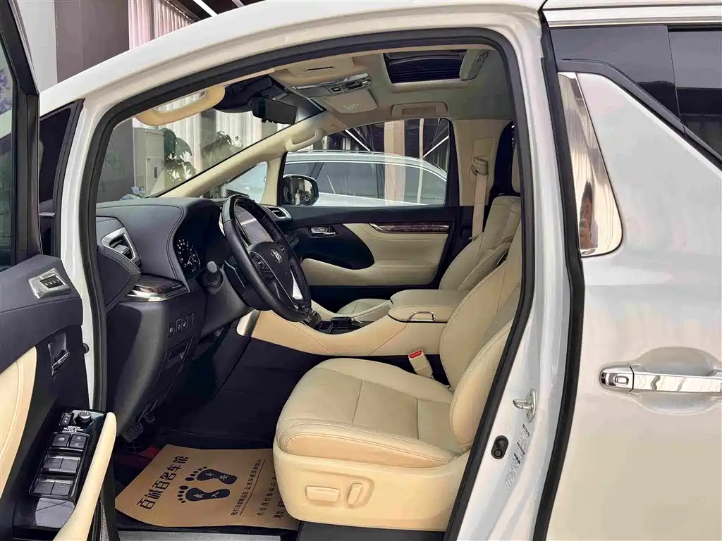 Toyota Alphard — миниатюра 9