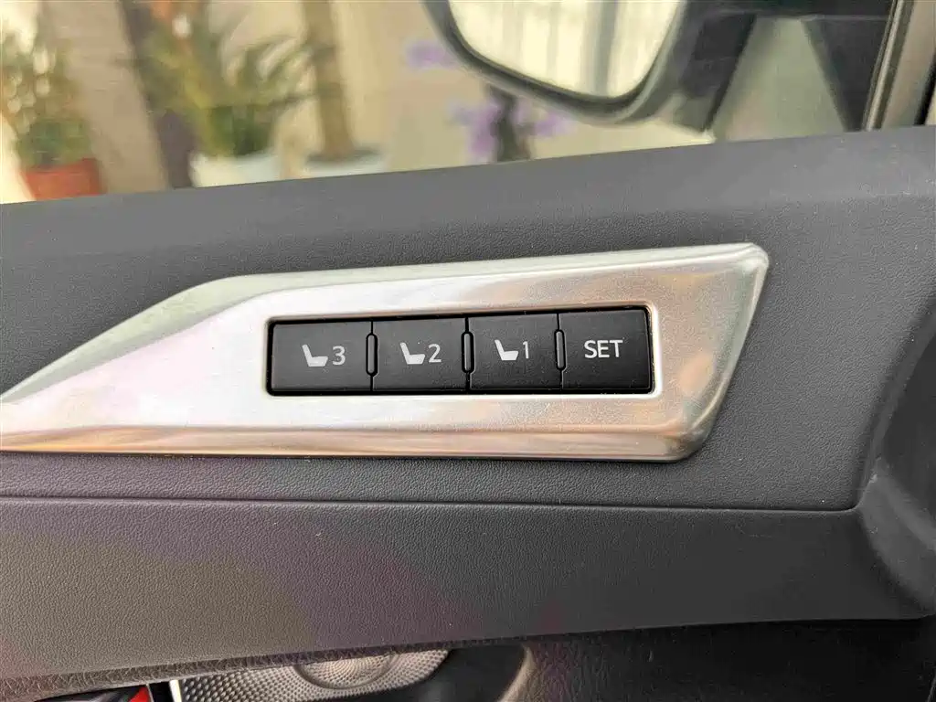 Toyota Alphard — миниатюра 21