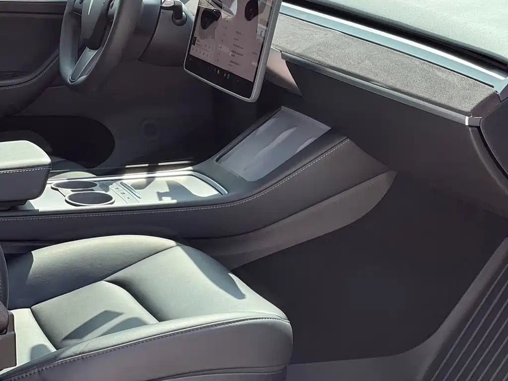 Tesla Model Y — миниатюра 10
