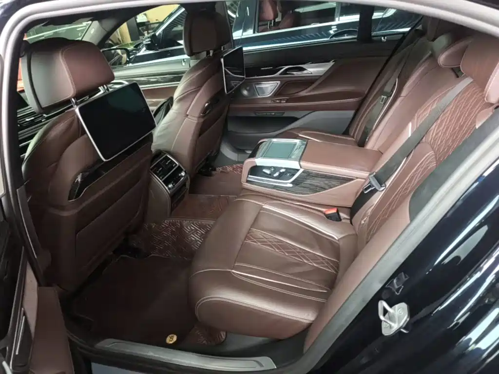 BMW 7 Series — миниатюра 17
