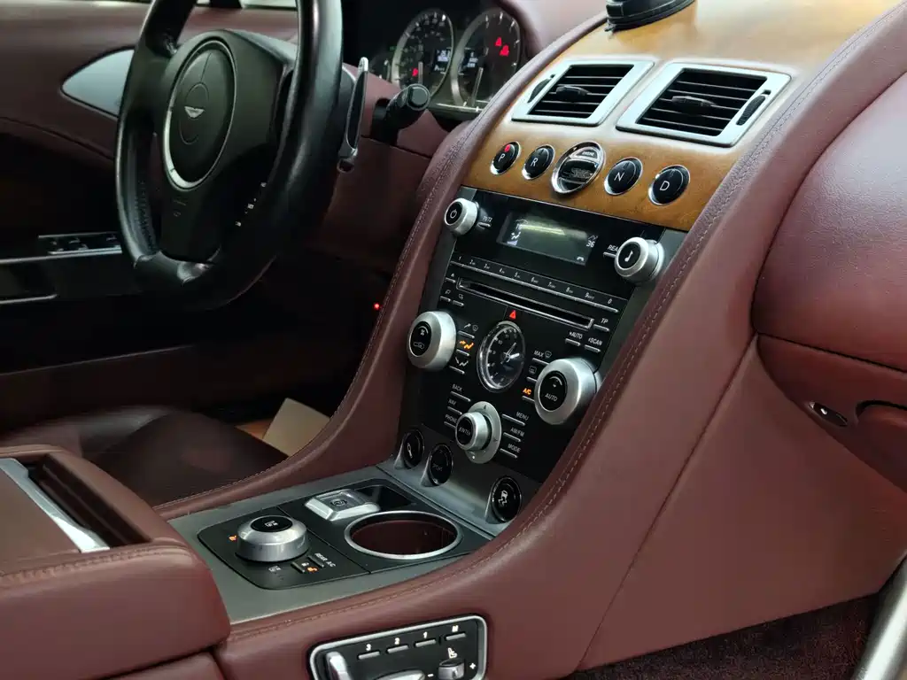 Aston Martin Rapide — миниатюра 30