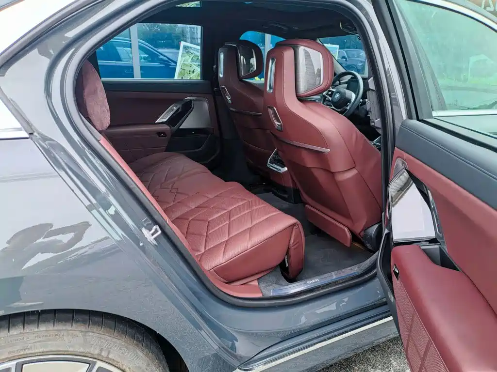 BMW 7 Series — миниатюра 8