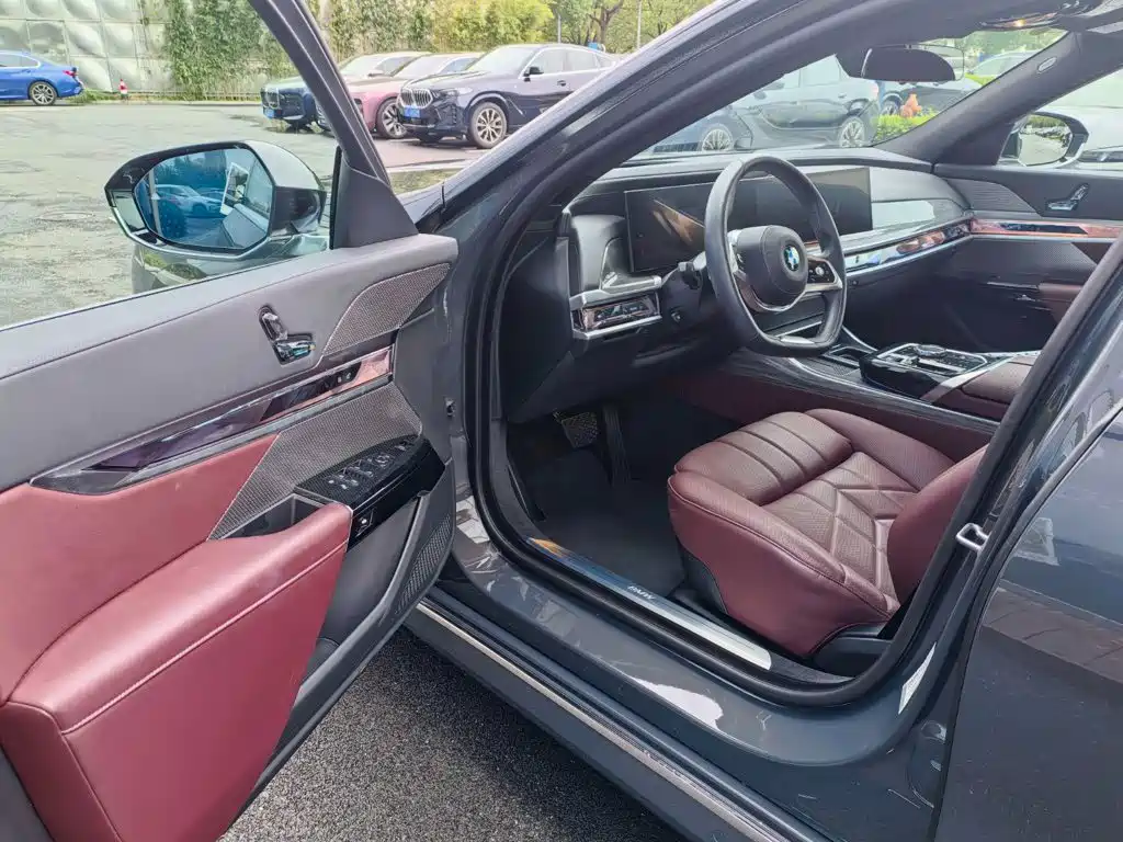 BMW 7 Series — миниатюра 11