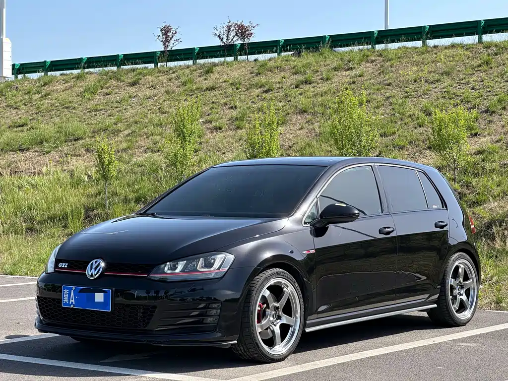 Купить Volkswagen Golf GTI