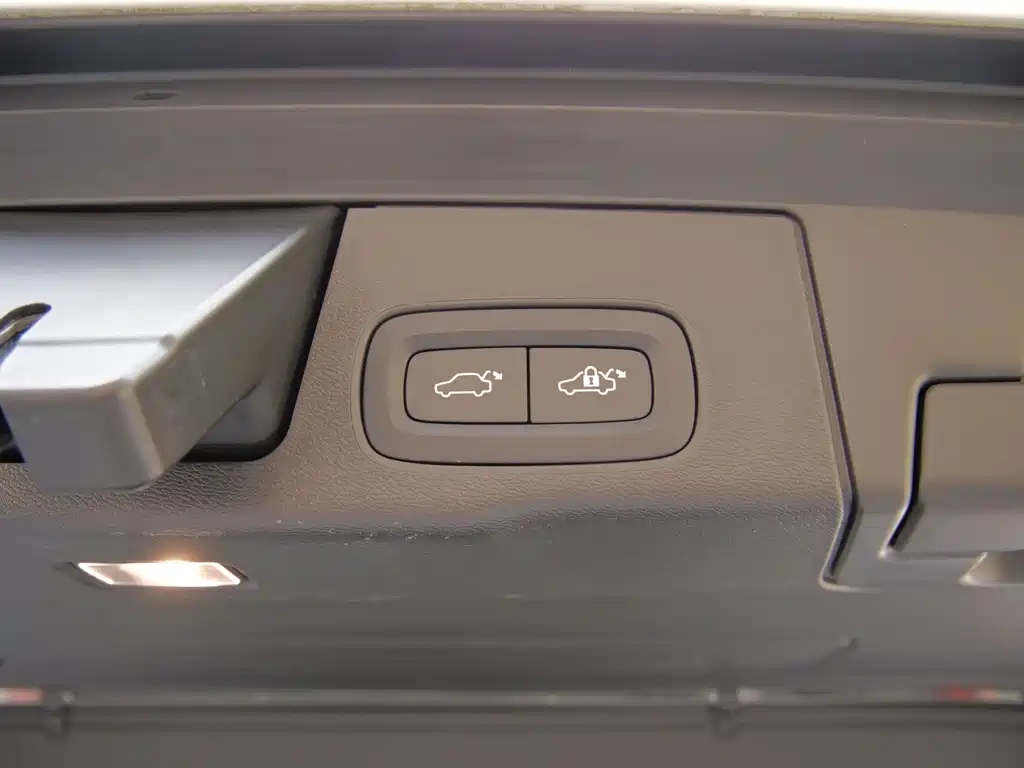 Volvo XC60 PHEV — миниатюра 15