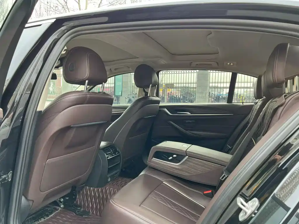 BMW 5 Series — миниатюра 6