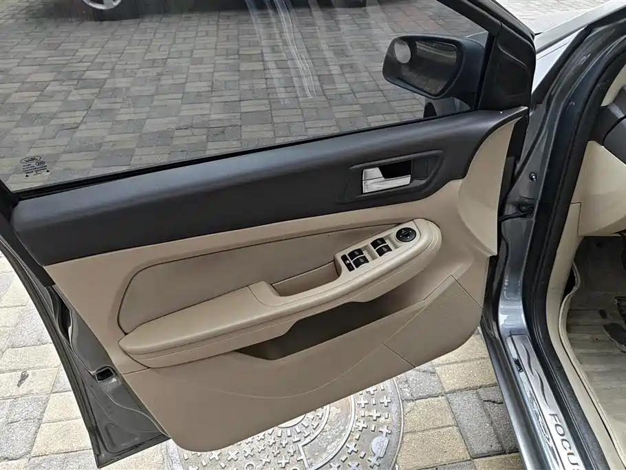Ford Focus 2012 1.8L MT Fashion