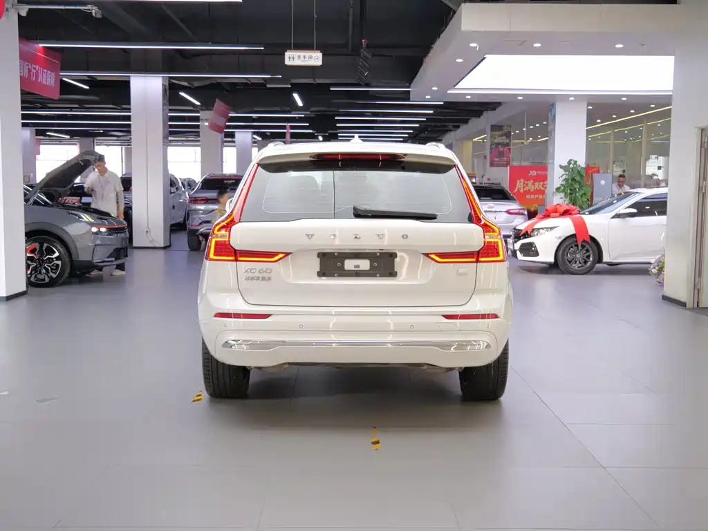 Volvo XC60 PHEV — миниатюра 5